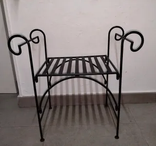 Preciosa silla forja dormitorio.