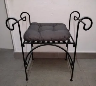 Preciosa silla forja dormitorio.