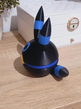 Poké Ball Umbreon Shiny que se abre