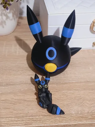 Poké Ball Umbreon Shiny que se abre