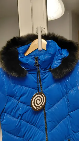 Abrigo acolchado azul con capucha