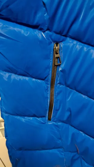 Abrigo acolchado azul con capucha