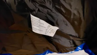 Abrigo acolchado azul con capucha