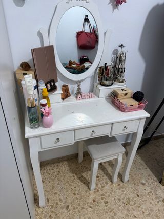 Tocador de maquillaje blanco con banco