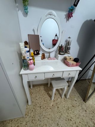 Tocador de maquillaje blanco con banco