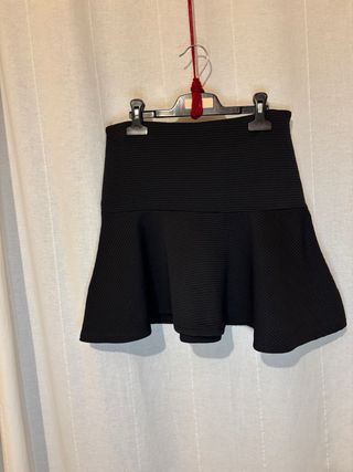 Falda negra acampanada