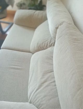 Sofá de tela beige y negro