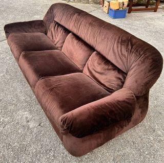 Sofá antiguo de terciopelo marrón