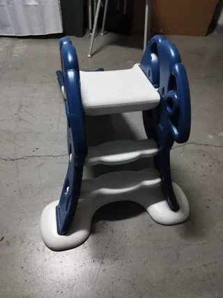 Tobogán infantil azul y blanco