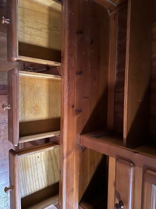 Mueble de pino macizo con vitrina