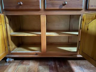 Mueble de pino macizo con vitrina