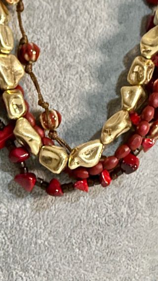 Colar vintage dourado e vermelho