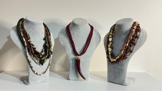 Colar vintage dourado e vermelho