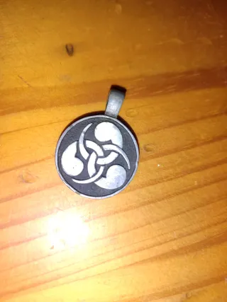 Colgante celta plateado y negro