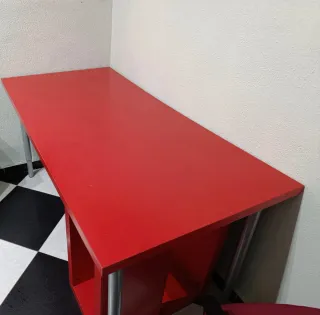 Mesa de escritorio roja y plateada