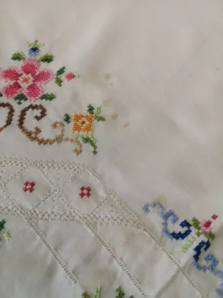 Mantel de tela bordado