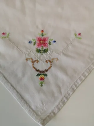 Mantel de tela bordado