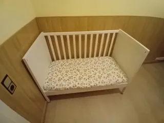 Cuna de bebé blanca