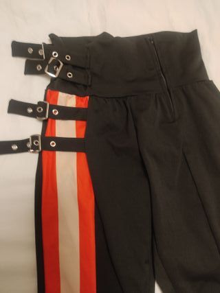 Pantalones negros con rayas rojas y beige