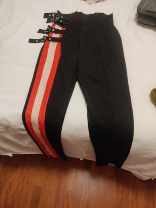 Pantalones negros con rayas rojas y beige