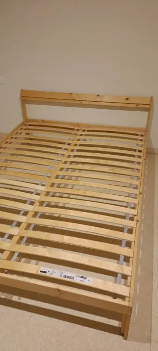 Somier de madera Ikea.
