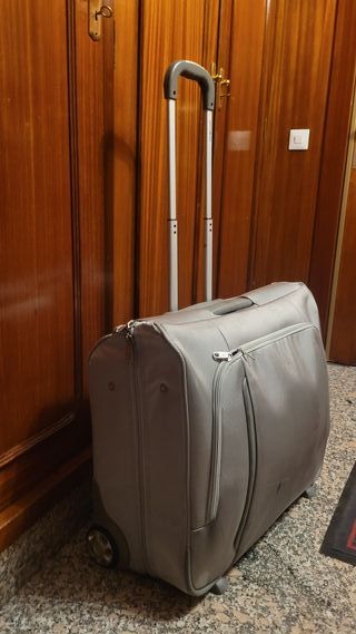 Maleta portatrajes Samsonite con ruedas gris