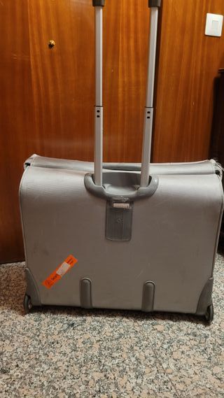 Maleta portatrajes Samsonite con ruedas gris