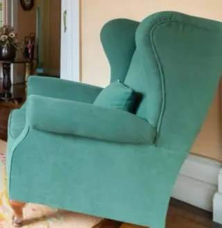 Dos sillones orejeros verdes