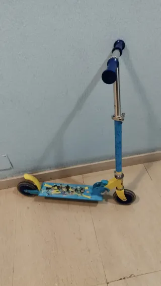 Patinete infantil azul y amarillo