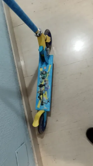 Patinete infantil azul y amarillo