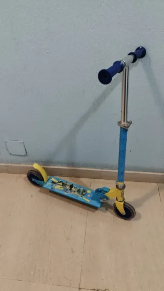 Patinete infantil azul y amarillo
