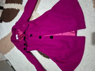 Cappotto fucsia con bottoni neri