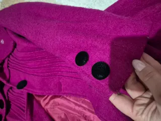 Cappotto fucsia con bottoni neri
