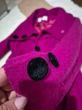 Cappotto fucsia con bottoni neri