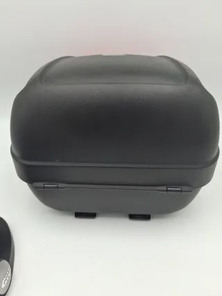 Baúl Givi E300N2 Negro y Rojo