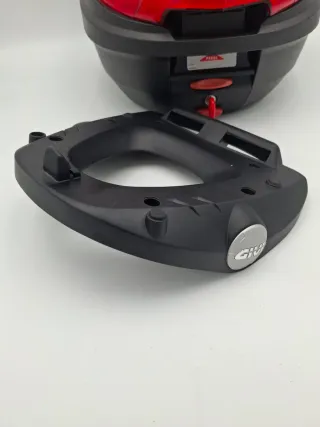 Baúl Givi E300N2 Negro y Rojo