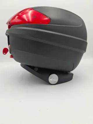 Baúl Givi E300N2 Negro y Rojo