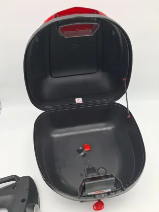 Baúl Givi E300N2 Negro y Rojo