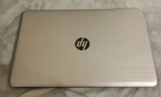 Ordenador portátil HP gris y negro