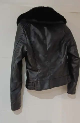 Cazadora de pelo negra