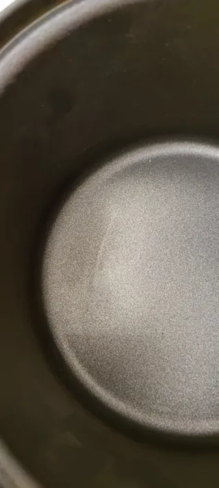 Olla amarilla marca Duckling con tapa de cristal