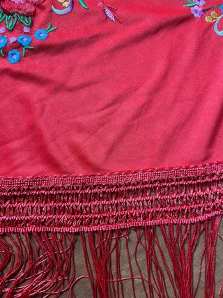 Manton rojo bordado flores