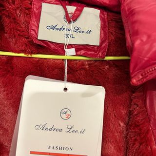 Chaqueta roja acolchada con capucha