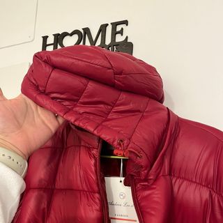 Chaqueta roja acolchada con capucha