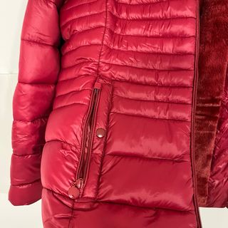 Chaqueta roja acolchada con capucha