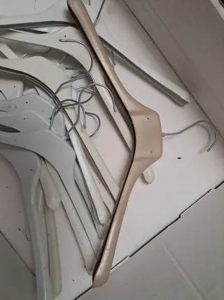 12 Perchas blancas y 1 Beige