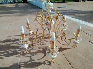 Lámpara de araña dorada con porcelana