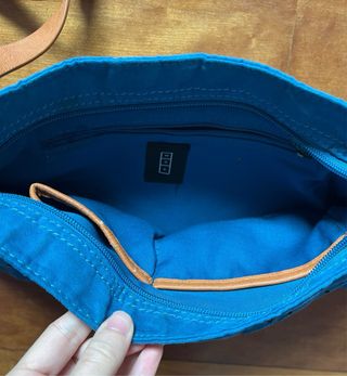 Bolso azul MSK con diseño troquelado