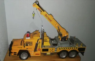 Grúa de juguete amarilla