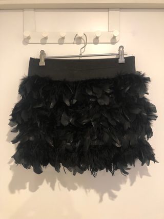Falda mini Stradivarius plumas negra